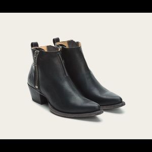 NWOB Frye Sacha Moto Shortie